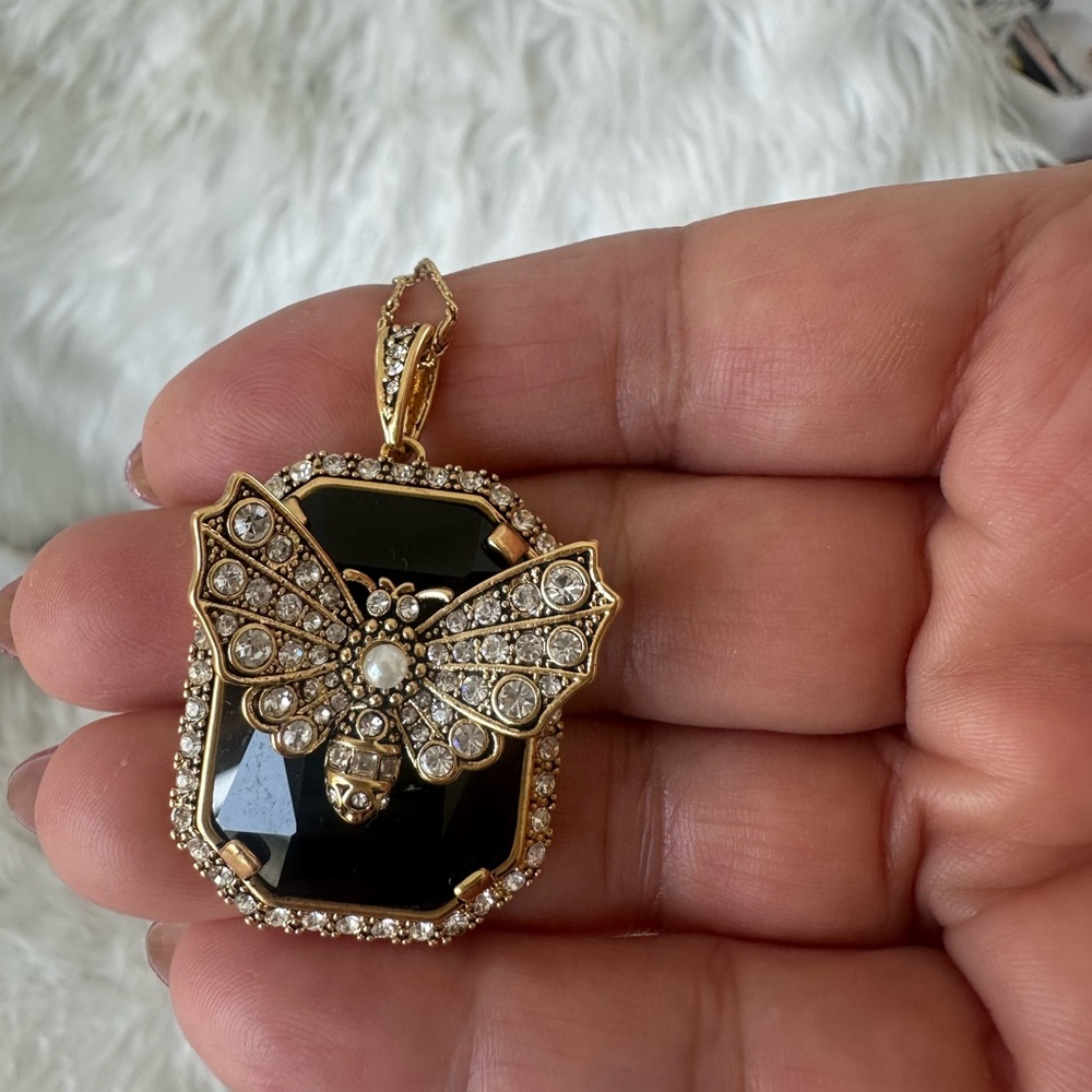 COPY - Elegant Gold and Black Pendant Necklace